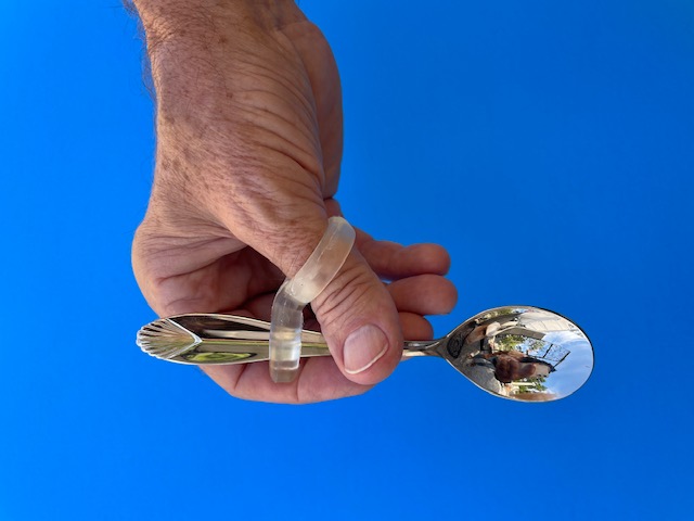 hold easily grip spoon 1